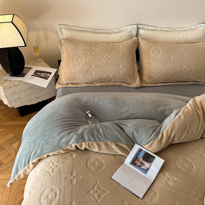 91家纺网 家纺一手货源 找家纺 金麦家纺 2023新款230g高克重牛奶绒雕花四件套 简爱-驼色