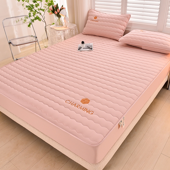 91家纺网 家纺一手货源 找家纺 X猫先生小香风A类原棉刺绣大豆纤维夹棉床笠纯色床罩保护罩小香风-莱因粉