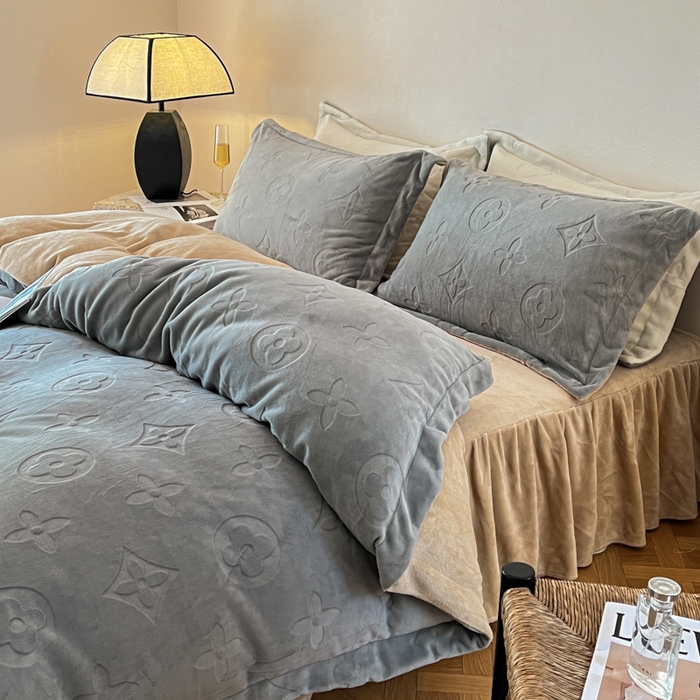 91家纺网 家纺一手货源 找家纺 金麦家纺 2023新款230g高克重牛奶绒雕花四件套 简爱-浅灰