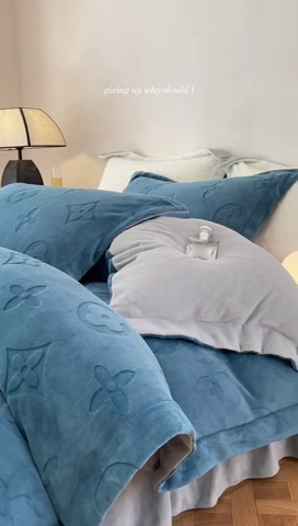 91家纺网 家纺一手货源 找家纺 金麦家纺 2023新款230g高克重牛奶绒雕花四件套 简爱-深蓝