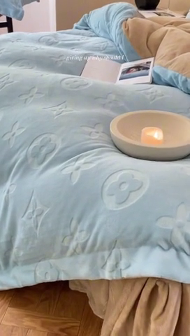 91家纺网 家纺一手货源 找家纺 金麦家纺 2023新款230g高克重牛奶绒雕花四件套 简爱-天空兰