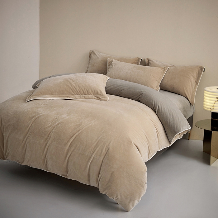 91家纺网 家纺一手货源 找家纺 丝涟2023新款轻奢风高克重230g婴儿绒德肤绒亲肤舒适双拼色埋线款滚绳四件套 浅咖+卡其