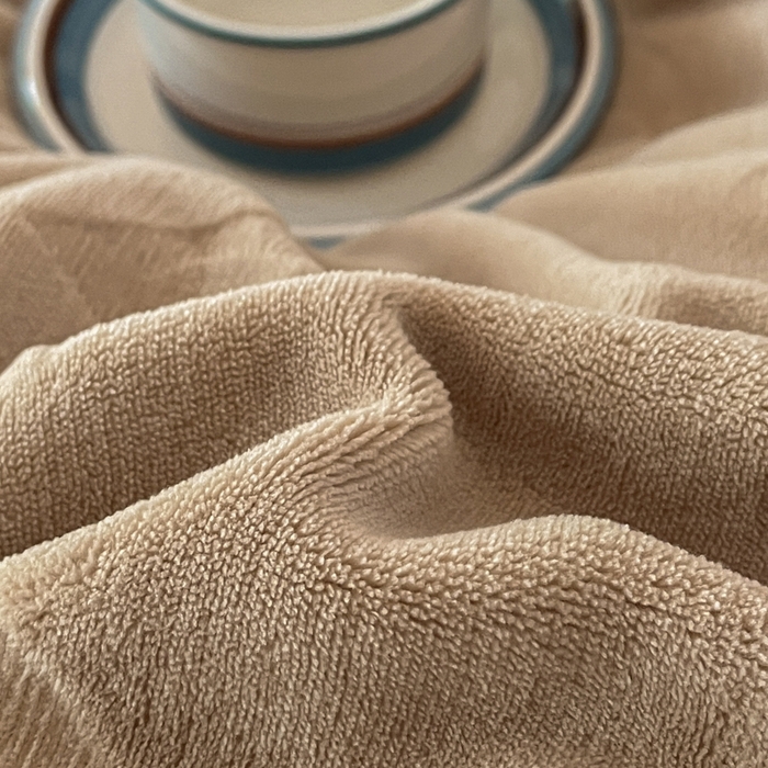 91家纺网 家纺一手货源 找家纺 金麦家纺 2023新款230g高克重牛奶绒雕花四件套 简爱-驼色