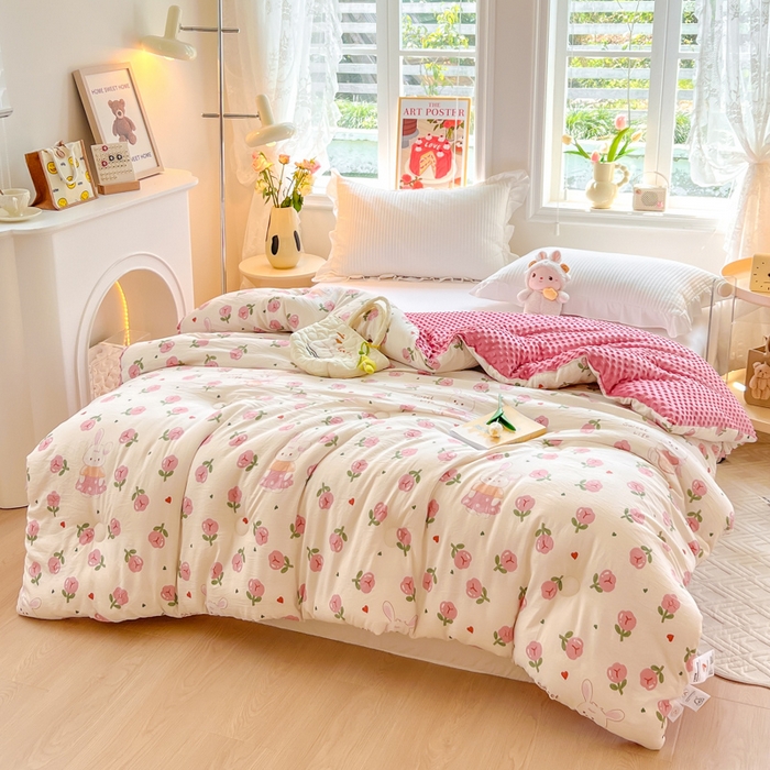 91家纺网 家纺一手货源 找家纺 居易简 2025新款水洗棉双层纱豆豆被加绒被子被芯直播豆豆绒被被子被芯冬被春秋被 曼塔玫瑰