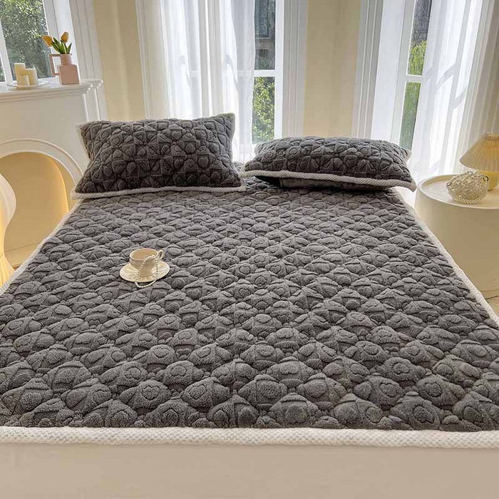 91家纺网 家纺一手货源 找家纺 欧邦 新款爱心款提花塔芙绒夹棉床垫榻榻米薄垫子 床垫-石墨灰