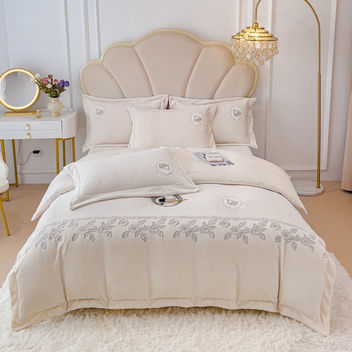 91家纺网 家纺一手货源 找家纺 宜家坊2023新款A类牛奶绒雕花拼接刺绣款四件套-维多利亚（含买家秀） 奶芋白