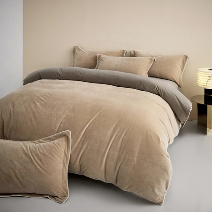 91家纺网 家纺一手货源 找家纺 丝涟2023新款轻奢风高克重230g婴儿绒德肤绒亲肤舒适双拼色埋线款滚绳四件套 浅咖+卡其