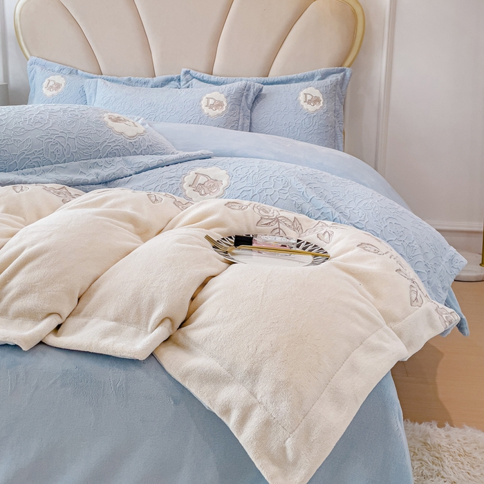 91家纺网 家纺一手货源 找家纺 宜家坊2023新款A类牛奶绒雕花拼接刺绣款四件套-维多利亚（含买家秀） 迷雾蓝
