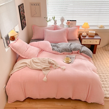 91家纺网 家纺一手货源 找家纺 逸尚阁 2024新款高克重纯色牛奶绒四件套 粉+浅灰