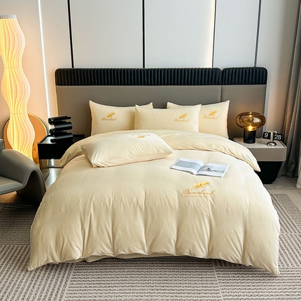 91家纺网 家纺一手货源 找家纺 yyds网供 2024新款短绒羽毛刺绣水晶绒四件套轻奢秋冬牛奶绒简约-羽毛系列 羽毛-奶黄