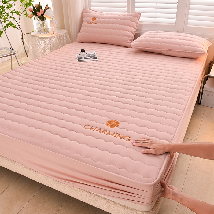 91家纺网 家纺一手货源 找家纺 X猫先生小香风A类原棉刺绣大豆纤维夹棉床笠纯色床罩保护罩小香风-莱因粉