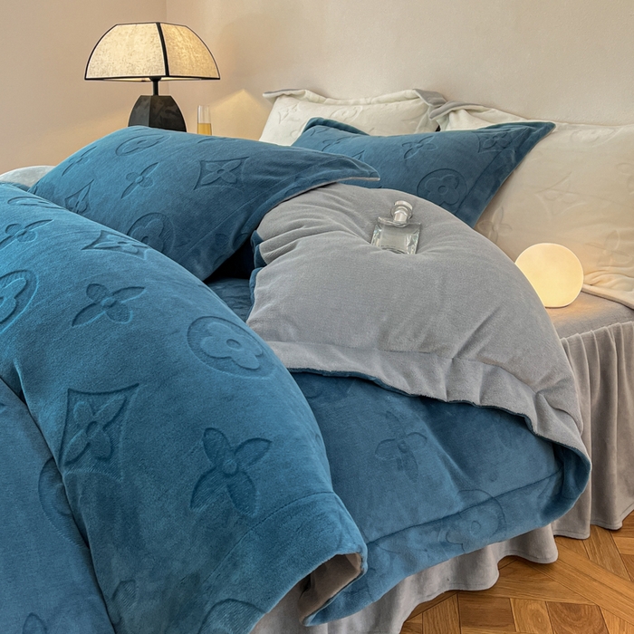 91家纺网 家纺一手货源 找家纺 金麦家纺 2023新款230g高克重牛奶绒雕花四件套 简爱-深蓝