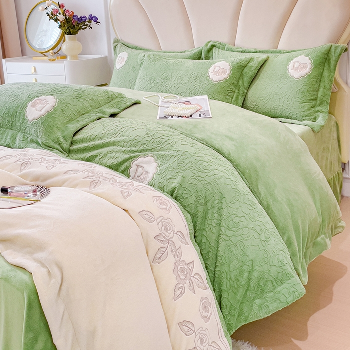 91家纺网 家纺一手货源 找家纺 宜家坊2023新款A类牛奶绒雕花拼接刺绣款四件套-维多利亚（含买家秀） 山茶绿