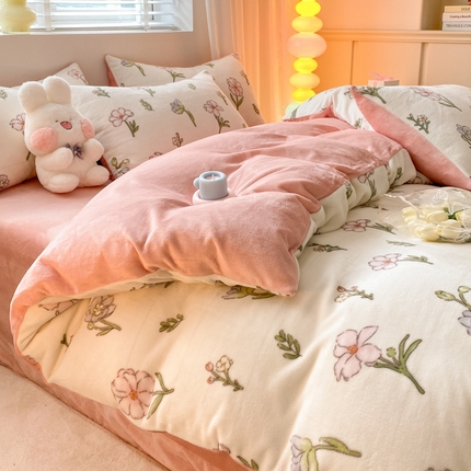 91家纺网 家纺一手货源 找家纺 恋佳居 2025新款小清新印花牛奶绒保暖四件套 花海