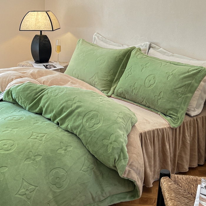 91家纺网 家纺一手货源 找家纺 金麦家纺 2023新款230g高克重牛奶绒雕花四件套 简爱-绿