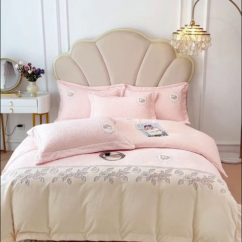 91家纺网 家纺一手货源 找家纺 （总）宜家坊2023新款A类牛奶绒雕花拼接刺绣款四件套-维多利亚（含买家秀）