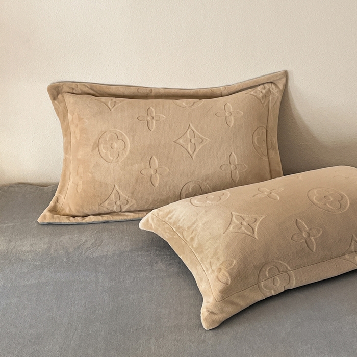 91家纺网 家纺一手货源 找家纺 金麦家纺 2023新款230g高克重牛奶绒雕花四件套 简爱-驼色