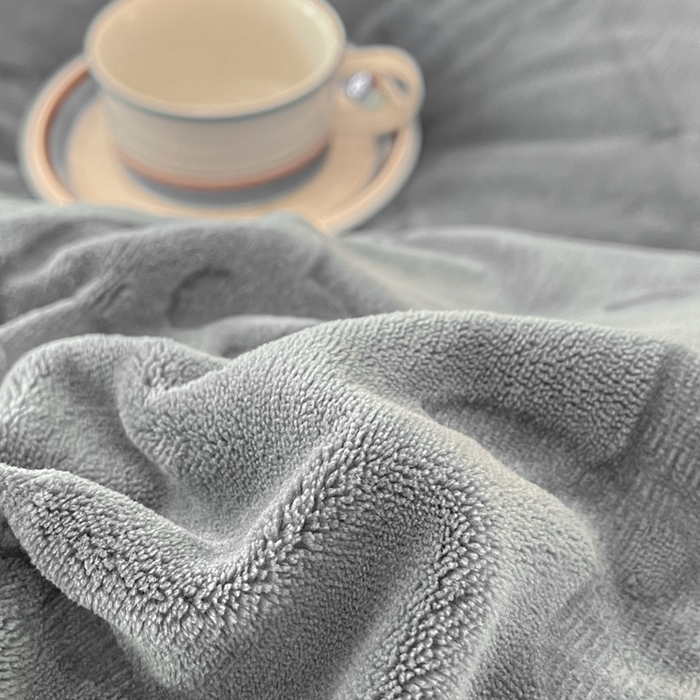 91家纺网 家纺一手货源 找家纺 金麦家纺 2023新款230g高克重牛奶绒雕花四件套 简爱-深蓝