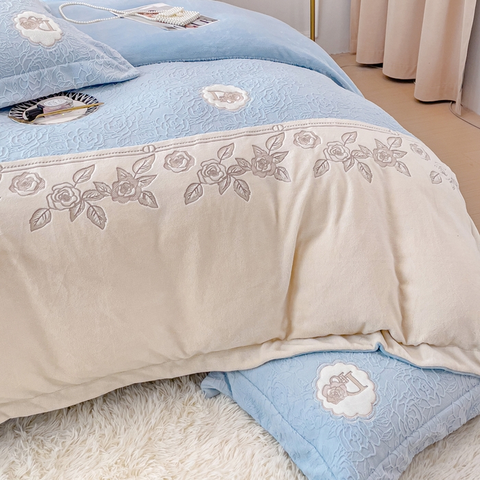 91家纺网 家纺一手货源 找家纺 宜家坊2023新款A类牛奶绒雕花拼接刺绣款四件套-维多利亚（含买家秀） 迷雾蓝