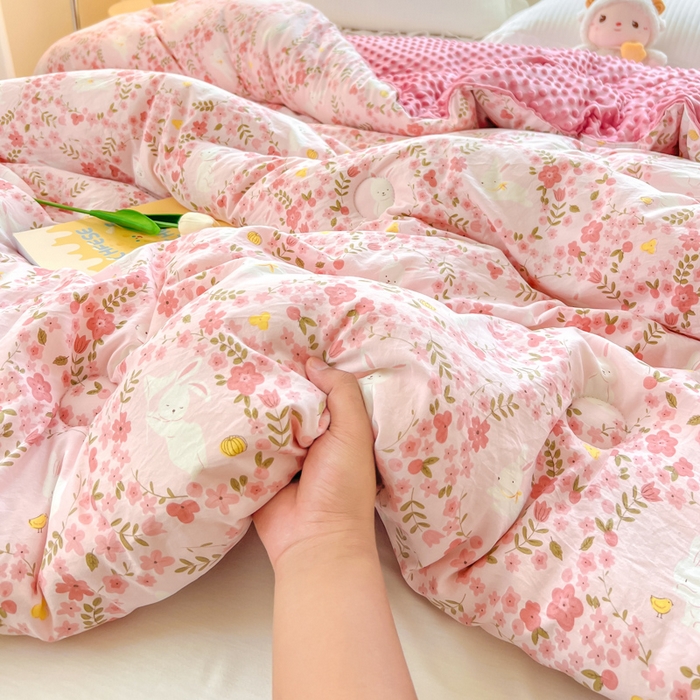 91家纺网 家纺一手货源 找家纺 居易简 2025新款水洗棉双层纱豆豆被加绒被子被芯直播豆豆绒被被子被芯冬被春秋被 小桃兔兔