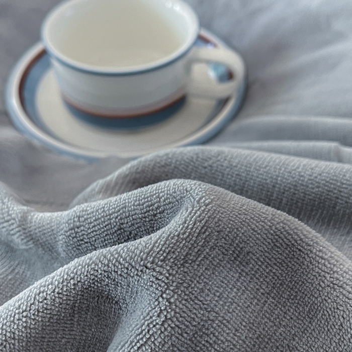 91家纺网 家纺一手货源 找家纺 金麦家纺 2023新款230g高克重牛奶绒雕花四件套 简爱-浅灰