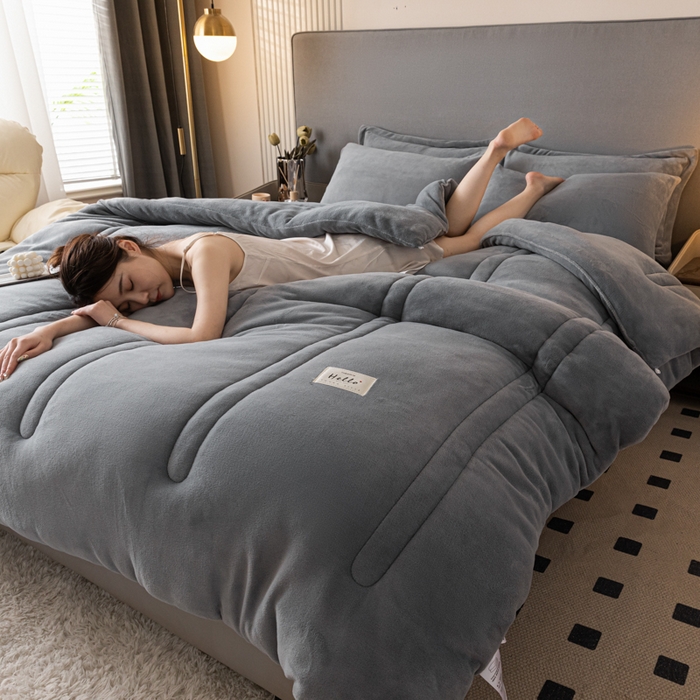 91家纺网 家纺一手货源 找家纺 暖芯家纺 2025新款牛奶绒加厚冬被被子被芯春秋被 浅灰