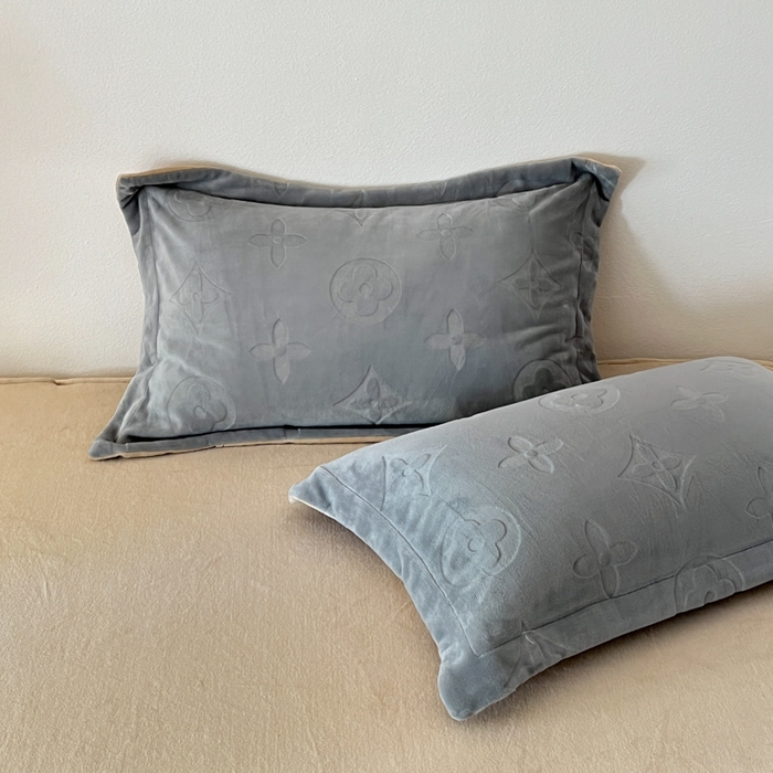 91家纺网 家纺一手货源 找家纺 金麦家纺 2023新款230g高克重牛奶绒雕花四件套 简爱-浅灰