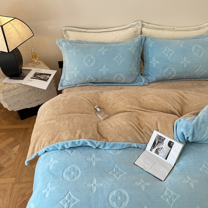 91家纺网 家纺一手货源 找家纺 金麦家纺 2023新款230g高克重牛奶绒雕花四件套 简爱-天空兰