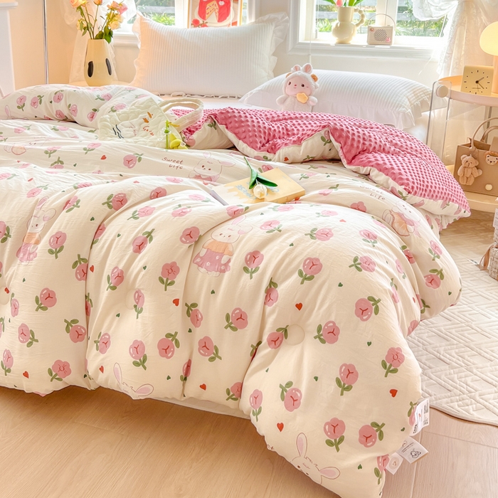 91家纺网 家纺一手货源 找家纺 居易简 2025新款水洗棉双层纱豆豆被加绒被子被芯直播豆豆绒被被子被芯冬被春秋被 曼塔玫瑰