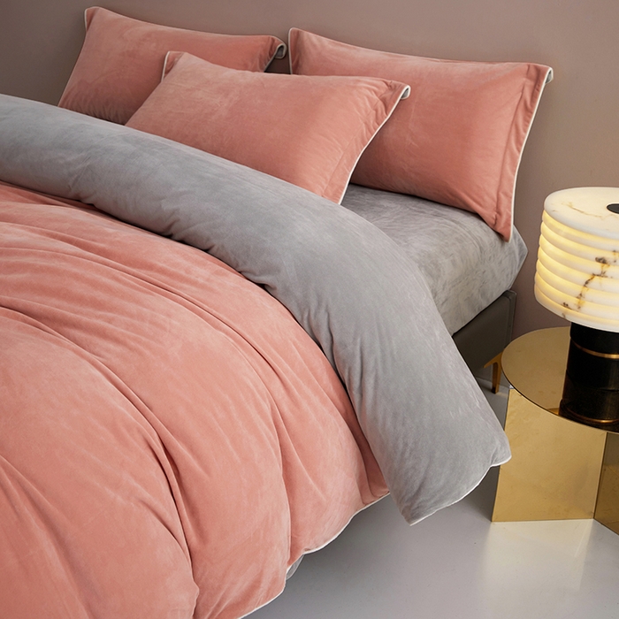 91家纺网 家纺一手货源 找家纺 丝涟2023新款轻奢风高克重230g婴儿绒德肤绒亲肤舒适双拼色埋线款滚绳四件套 豆沙粉+浅灰