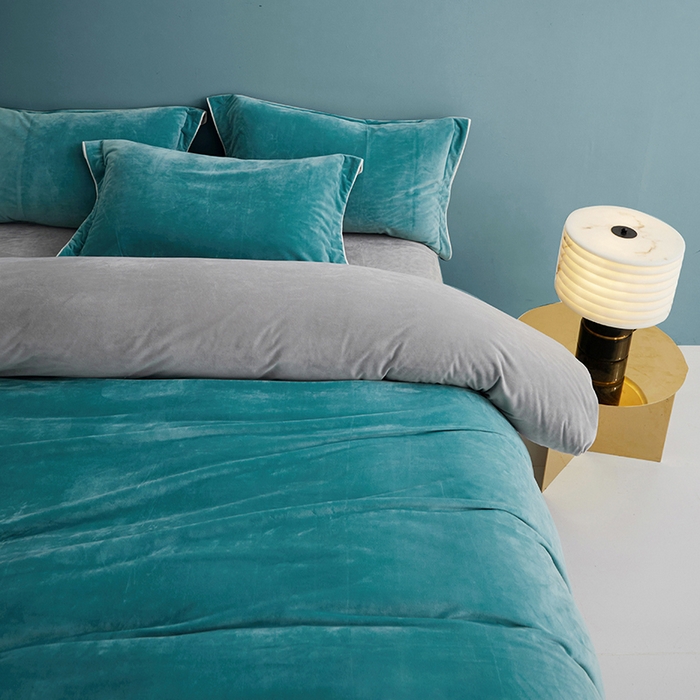 91家纺网 家纺一手货源 找家纺 丝涟2023新款轻奢风高克重230g婴儿绒德肤绒亲肤舒适双拼色埋线款滚绳四件套 湖蓝+浅灰