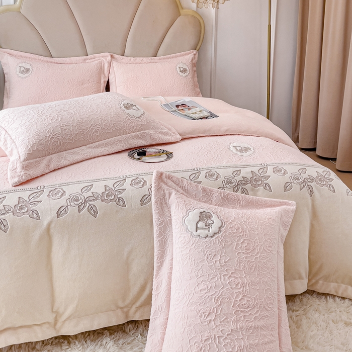 91家纺网 家纺一手货源 找家纺 （总）宜家坊2023新款A类牛奶绒雕花拼接刺绣款四件套-维多利亚（含买家秀）