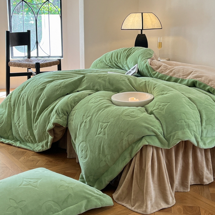 91家纺网 家纺一手货源 找家纺 金麦家纺 2023新款230g高克重牛奶绒雕花四件套 简爱-绿