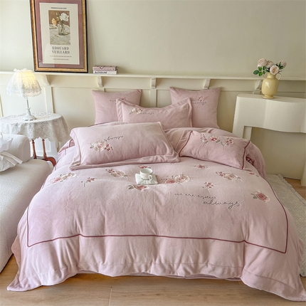 91家纺网 家纺一手货源 找家纺 （总）佰亿莱2024新款牛奶绒刺绣四件套-奈莉（含包装）