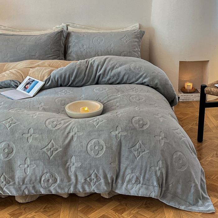 91家纺网 家纺一手货源 找家纺 金麦家纺 2023新款230g高克重牛奶绒雕花四件套 简爱-浅灰