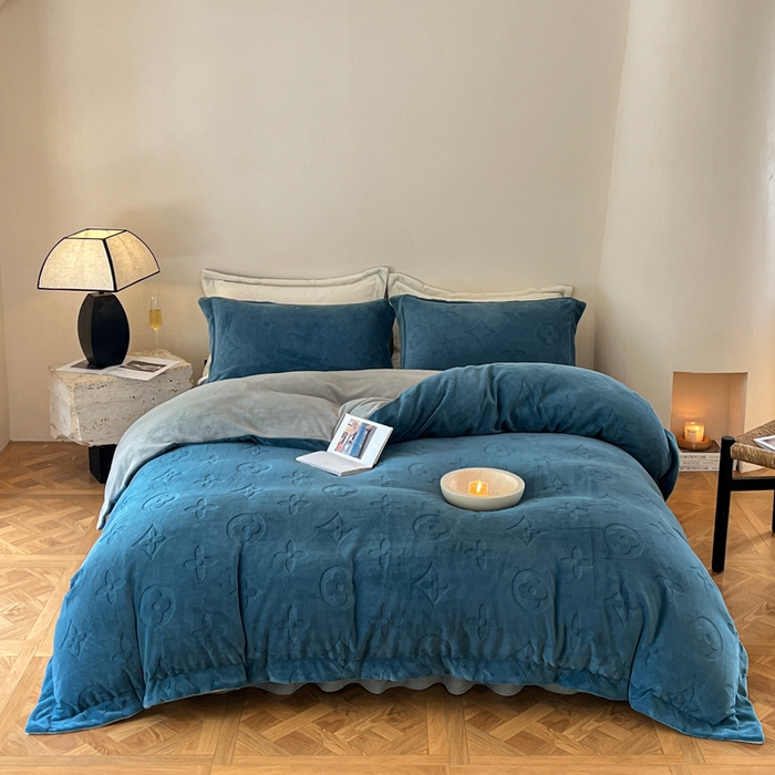 91家纺网 家纺一手货源 找家纺 金麦家纺 2023新款230g高克重牛奶绒雕花四件套 简爱-深蓝