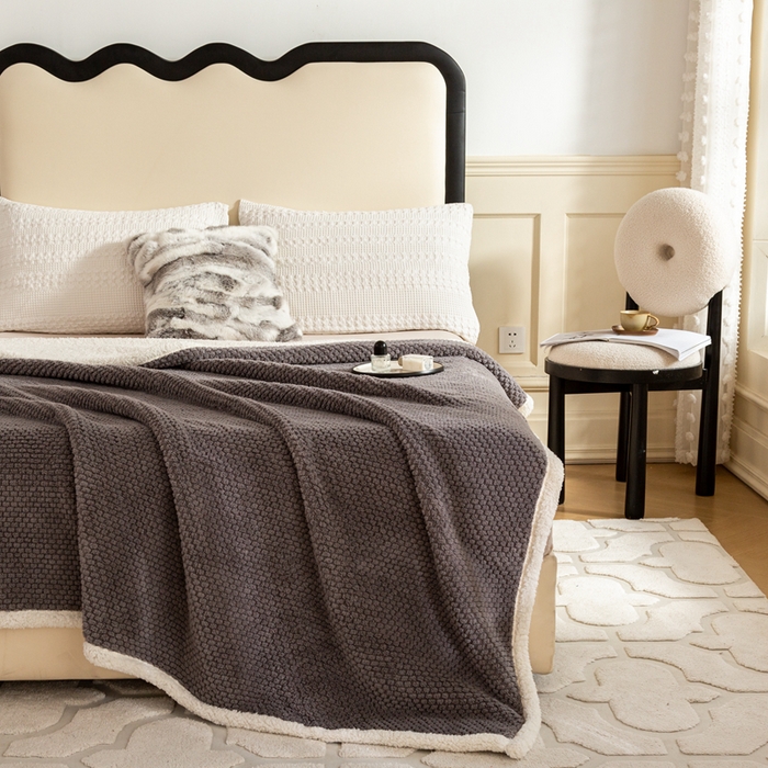 91家纺网 家纺一手货源 找家纺 丝涟家居 2023新款舒适保暖玫瑰绒毛毯 灰