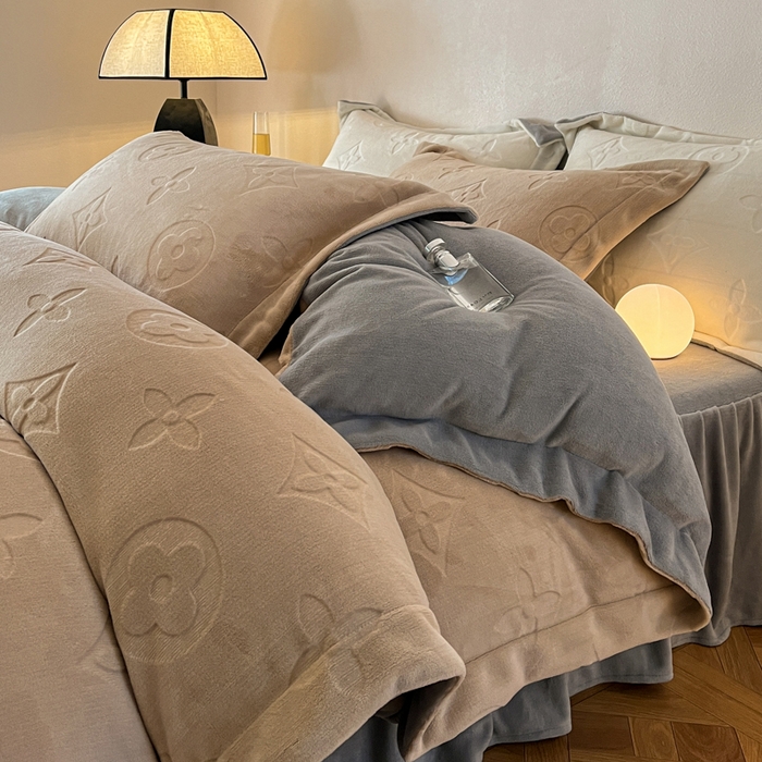 91家纺网 家纺一手货源 找家纺 金麦家纺 2023新款230g高克重牛奶绒雕花四件套 简爱-驼色