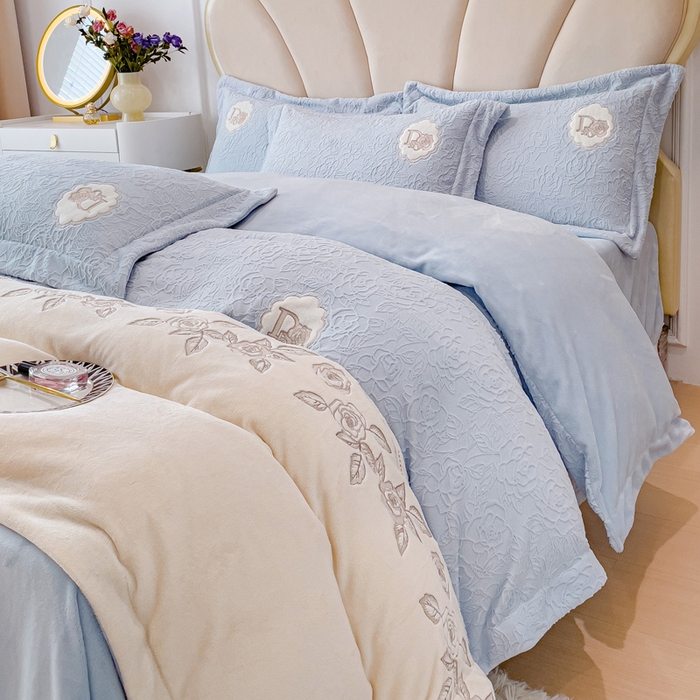 91家纺网 家纺一手货源 找家纺 宜家坊2023新款A类牛奶绒雕花拼接刺绣款四件套-维多利亚（含买家秀） 迷雾蓝