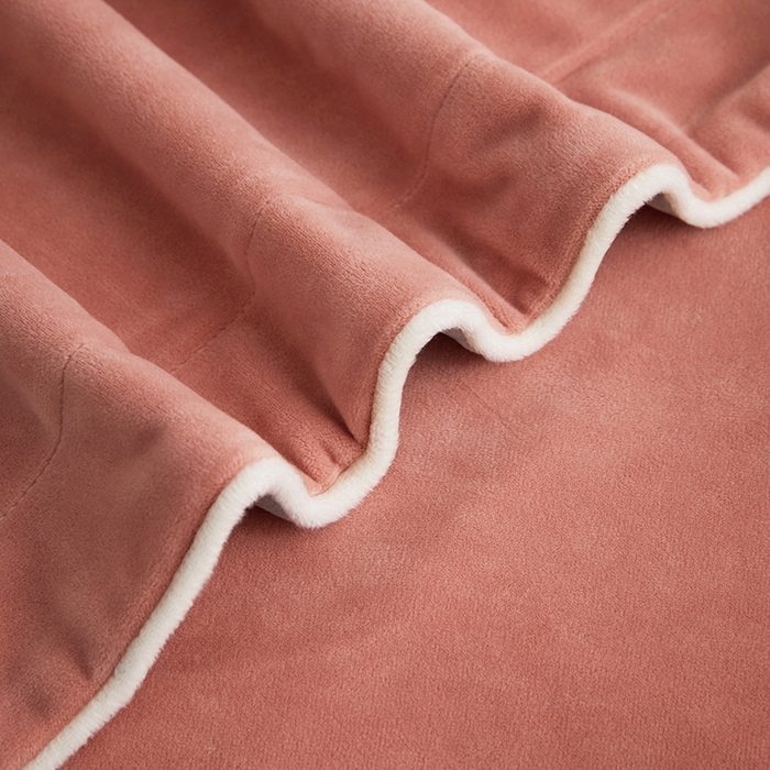 91家纺网 家纺一手货源 找家纺 丝涟2023新款轻奢风高克重230g婴儿绒德肤绒亲肤舒适双拼色埋线款滚绳四件套 豆沙粉+浅灰