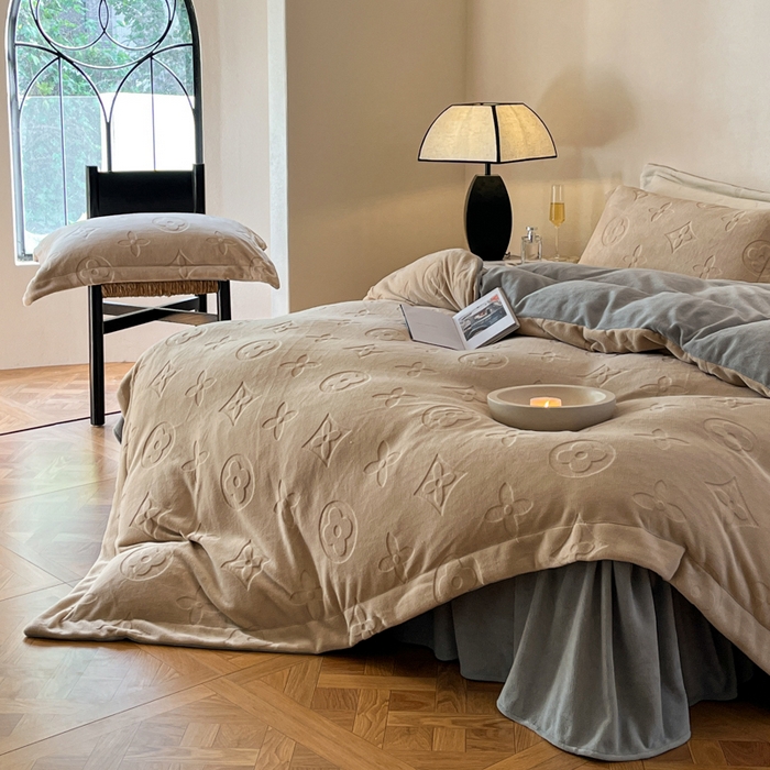 91家纺网 家纺一手货源 找家纺 金麦家纺 2023新款230g高克重牛奶绒雕花四件套 简爱-驼色