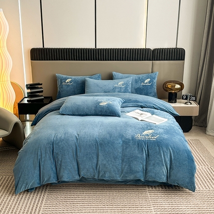 91家纺网 家纺一手货源 找家纺 yyds网供 2024新款短绒羽毛刺绣水晶绒四件套轻奢秋冬牛奶绒简约-羽毛系列 羽毛-宝蓝