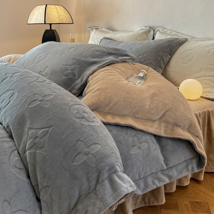 91家纺网 家纺一手货源 找家纺 金麦家纺 2023新款230g高克重牛奶绒雕花四件套 简爱-浅灰