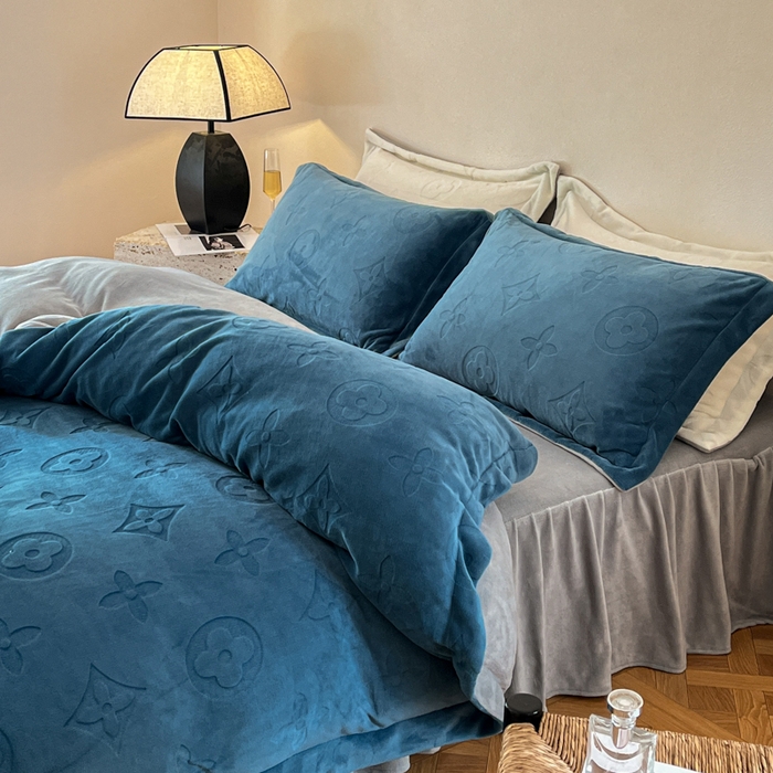 91家纺网 家纺一手货源 找家纺 金麦家纺 2023新款230g高克重牛奶绒雕花四件套 简爱-深蓝