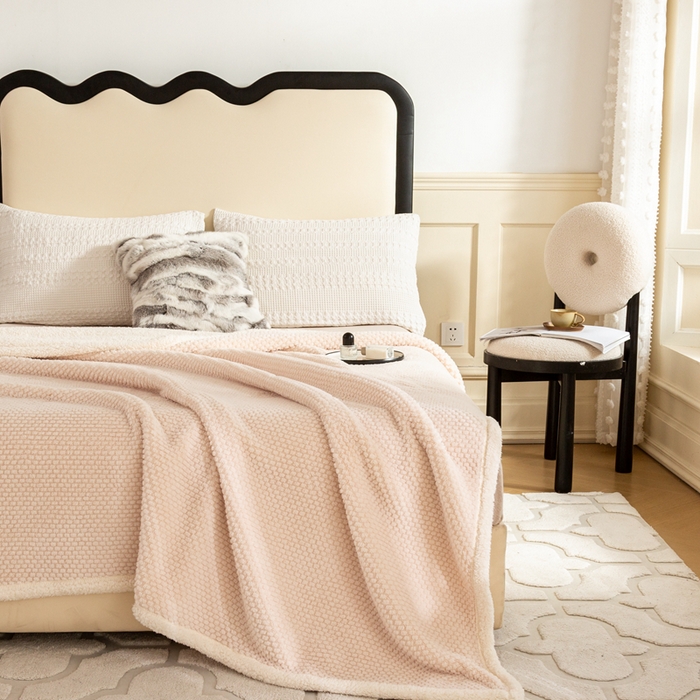 91家纺网 家纺一手货源 找家纺 丝涟家居 2023新款舒适保暖玫瑰绒毛毯 奶白