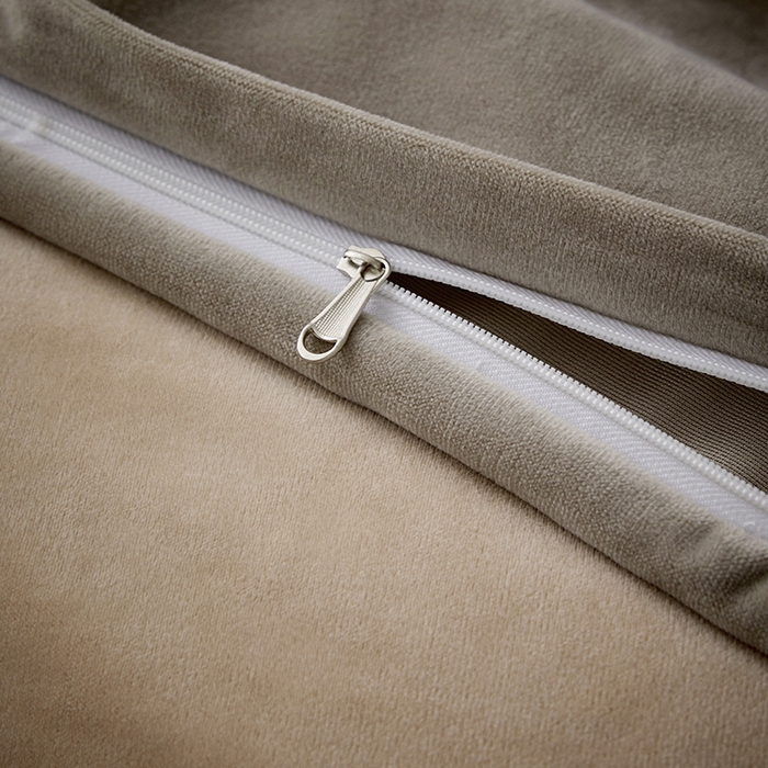 91家纺网 家纺一手货源 找家纺 丝涟2023新款轻奢风高克重230g婴儿绒德肤绒亲肤舒适双拼色埋线款滚绳四件套 浅咖+卡其