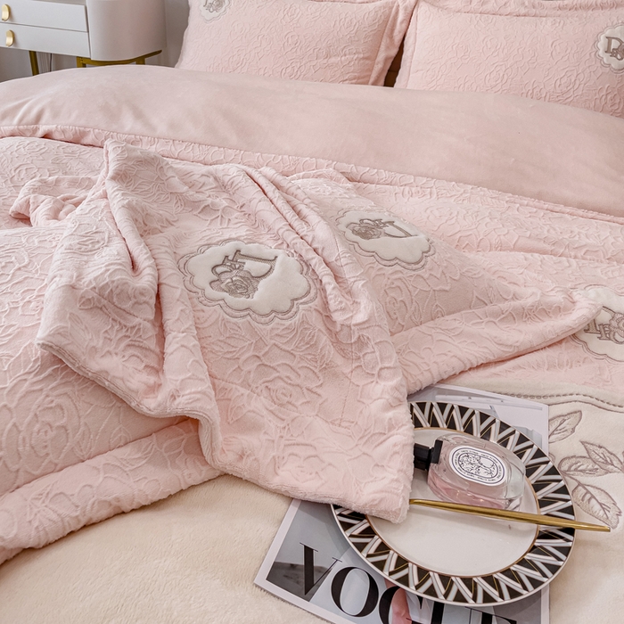 91家纺网 家纺一手货源 找家纺 （总）宜家坊2023新款A类牛奶绒雕花拼接刺绣款四件套-维多利亚（含买家秀）