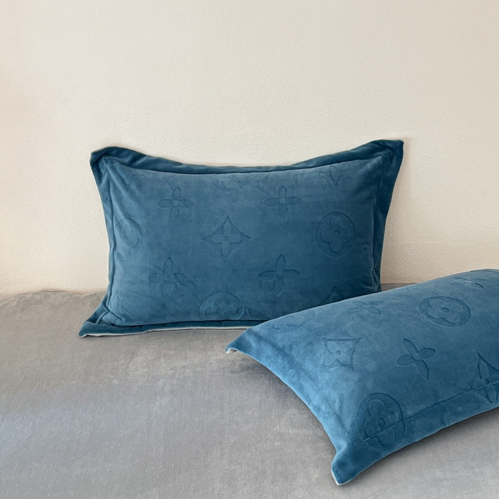 91家纺网 家纺一手货源 找家纺 金麦家纺 2023新款230g高克重牛奶绒雕花四件套 简爱-深蓝