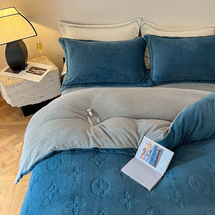 91家纺网 家纺一手货源 找家纺 金麦家纺 2023新款230g高克重牛奶绒雕花四件套 简爱-深蓝