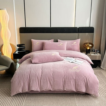 91家纺网 家纺一手货源 找家纺 yyds网供 2024新款短绒羽毛刺绣水晶绒四件套轻奢秋冬牛奶绒简约-羽毛系列 羽毛-浅紫